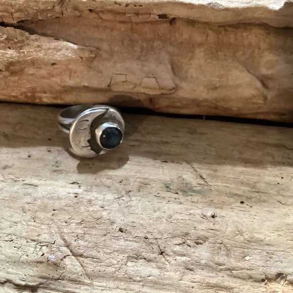 Sterling Silver and Labradorite Ring - Picture 1 of 6